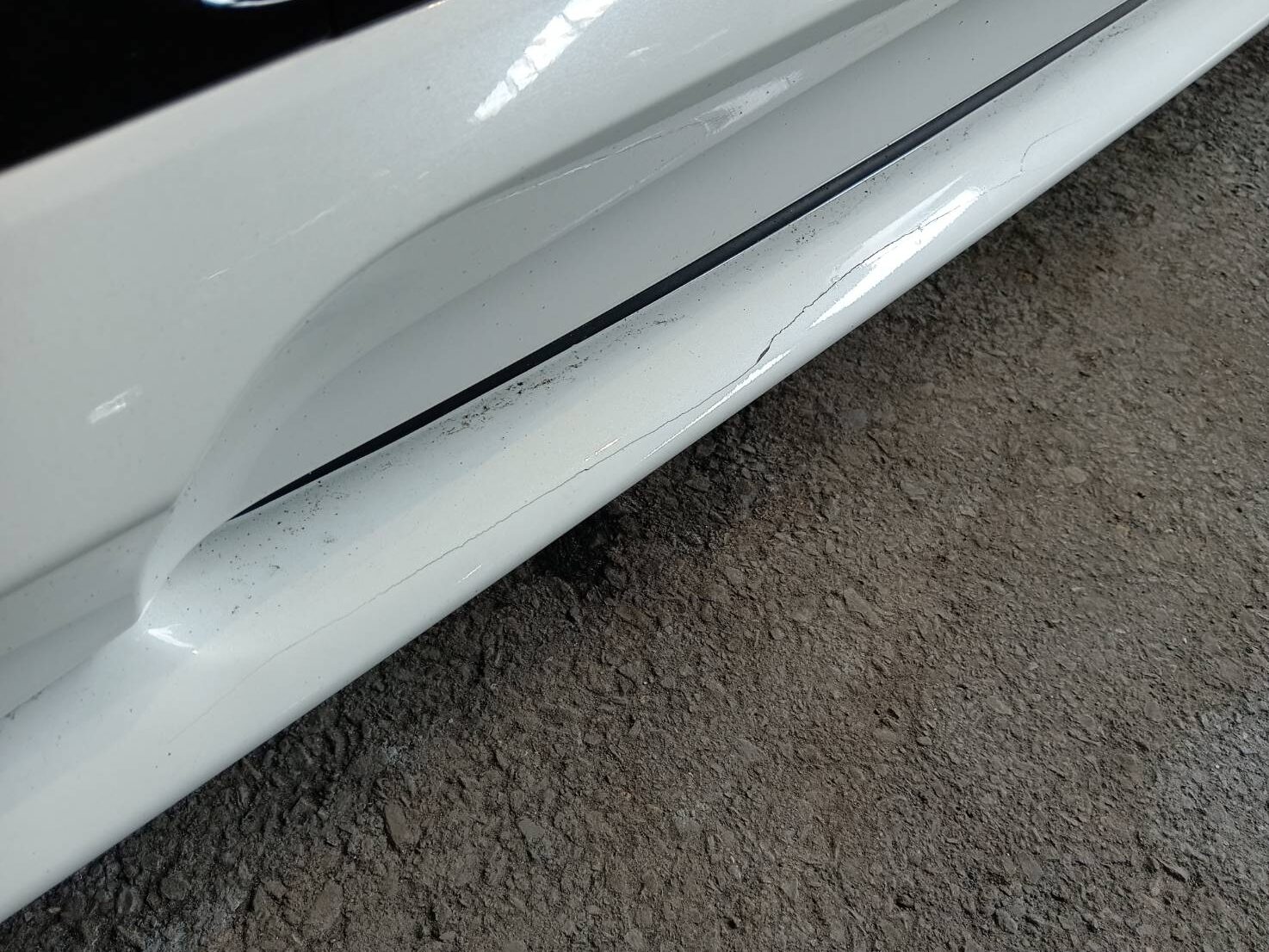 ホンダのNボックスフロントバンパー割れ傷修理の事例