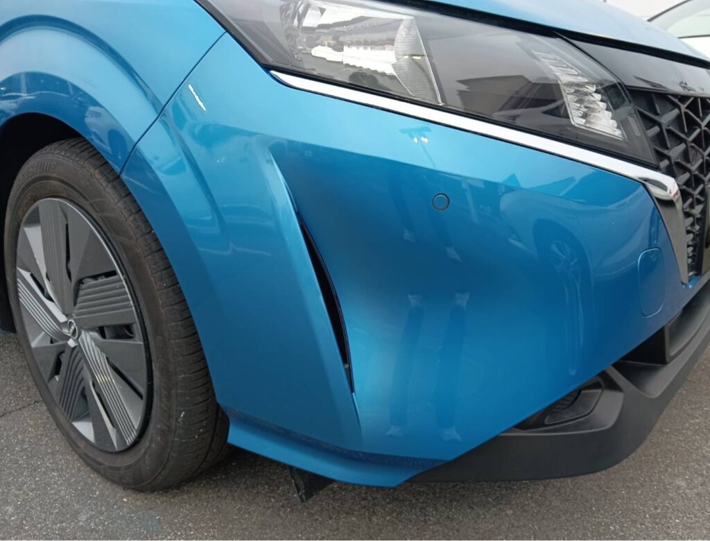 日産ノートのフロントバンパー擦り傷の修理事例