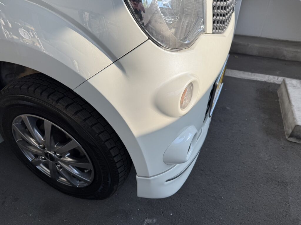 日産モコのフロントバンパー 線傷修理の事例