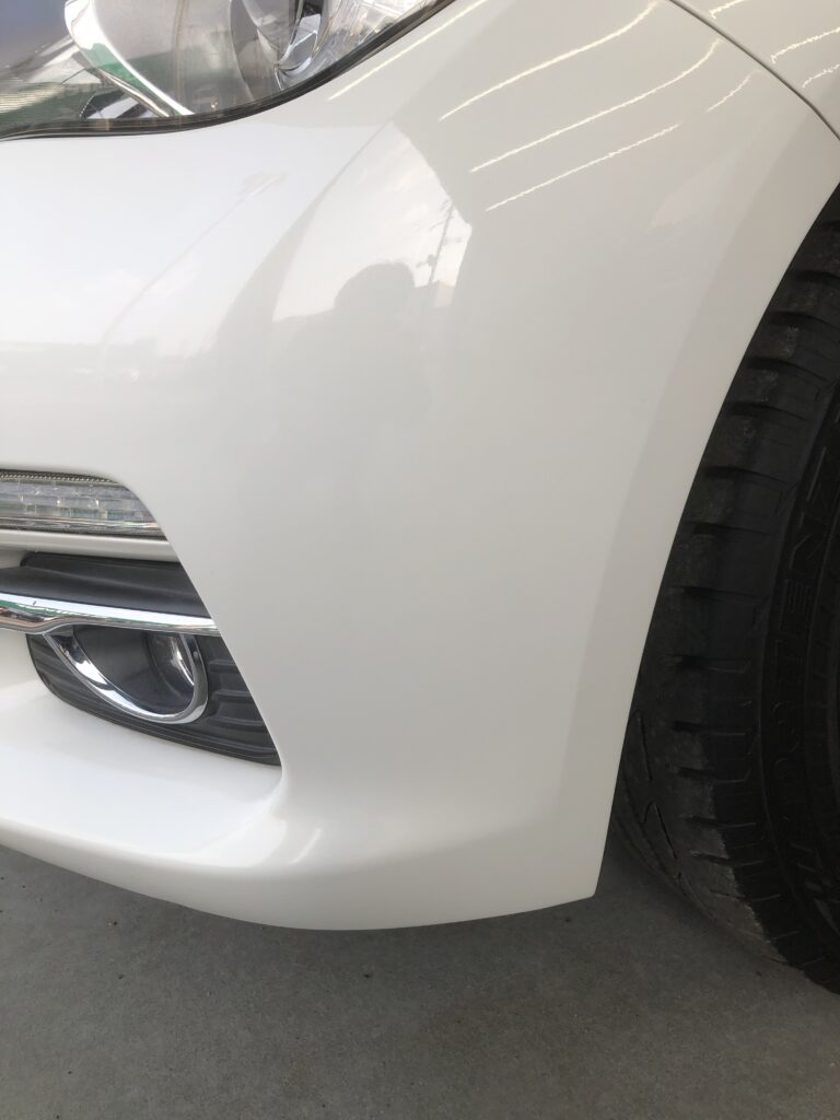日産のスカイラインフロントバンパーの擦り傷修理事例