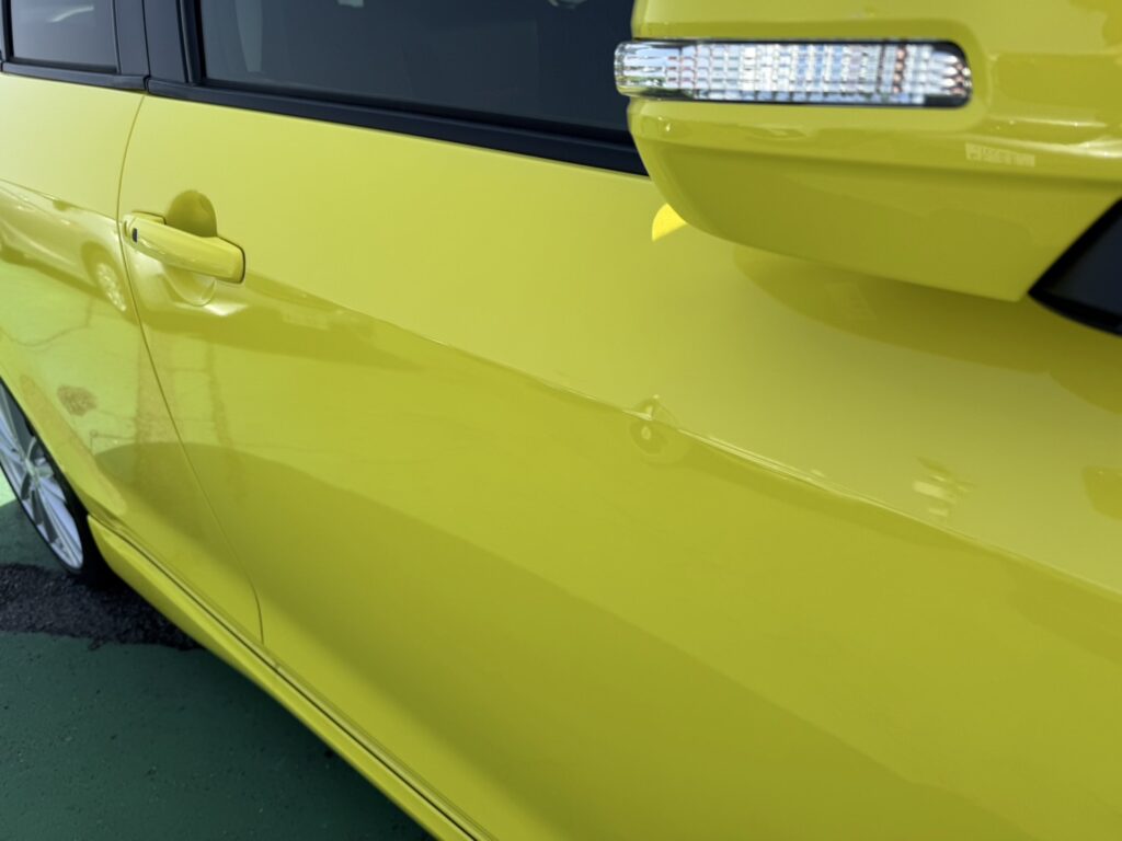 スズキのスイフトスポーツドアへこみ傷修理の事例