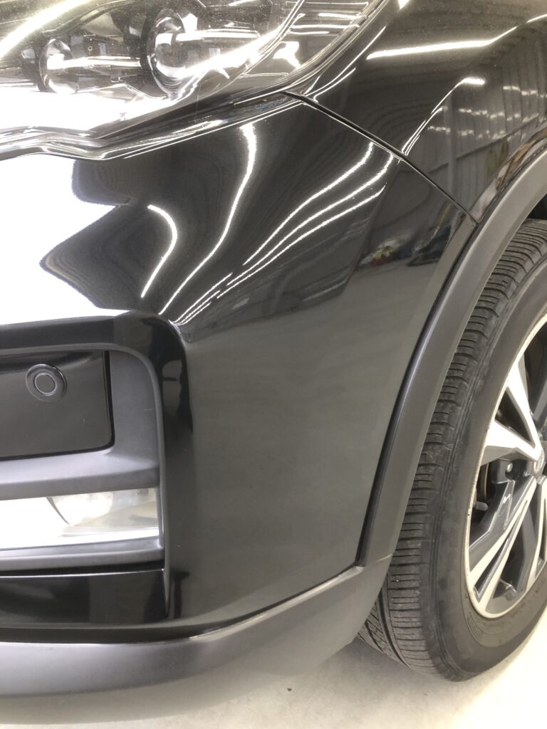 日産エクストレイルのフロントバンパー擦り傷修理の事例
