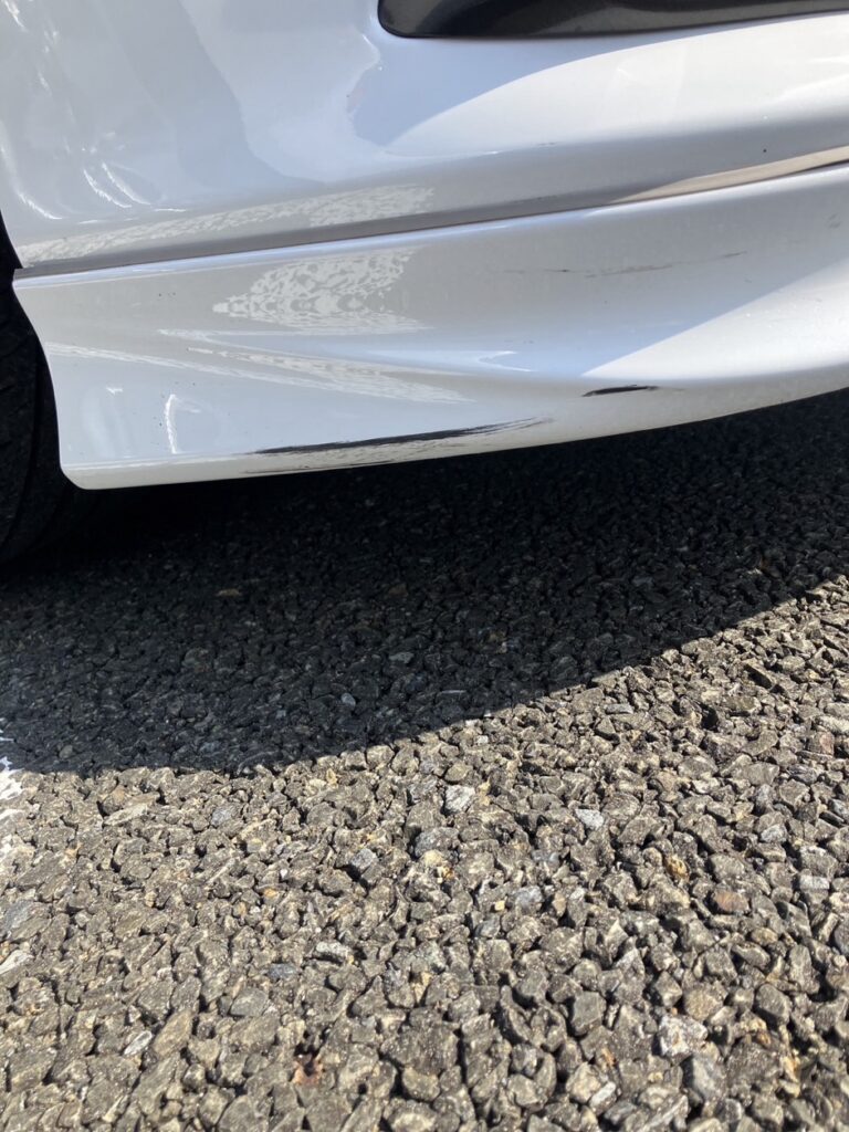 スバルレヴォーグフロントバンパー擦り傷修理の事例