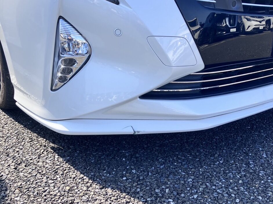 トヨタプリウスフロントバンパーの割れ傷修理の事例