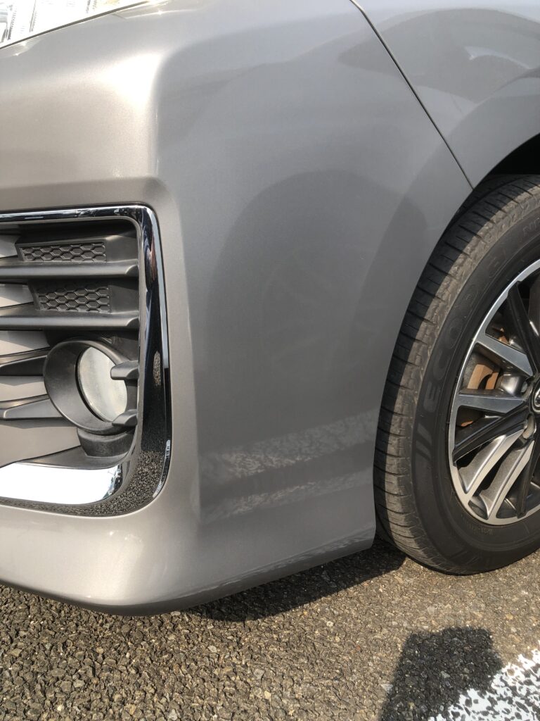 トヨタのヴォクシーフロントバンパー擦り傷修理事例
