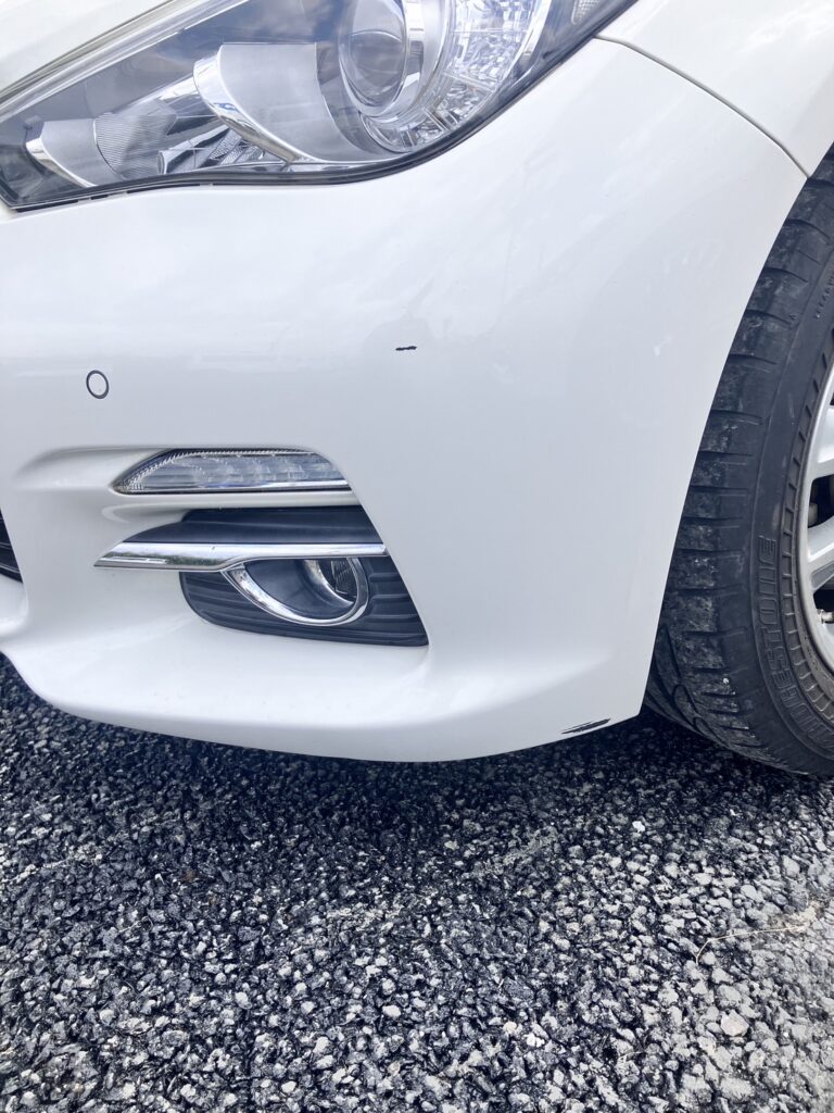 日産のスカイラインフロントバンパーの擦り傷修理事例